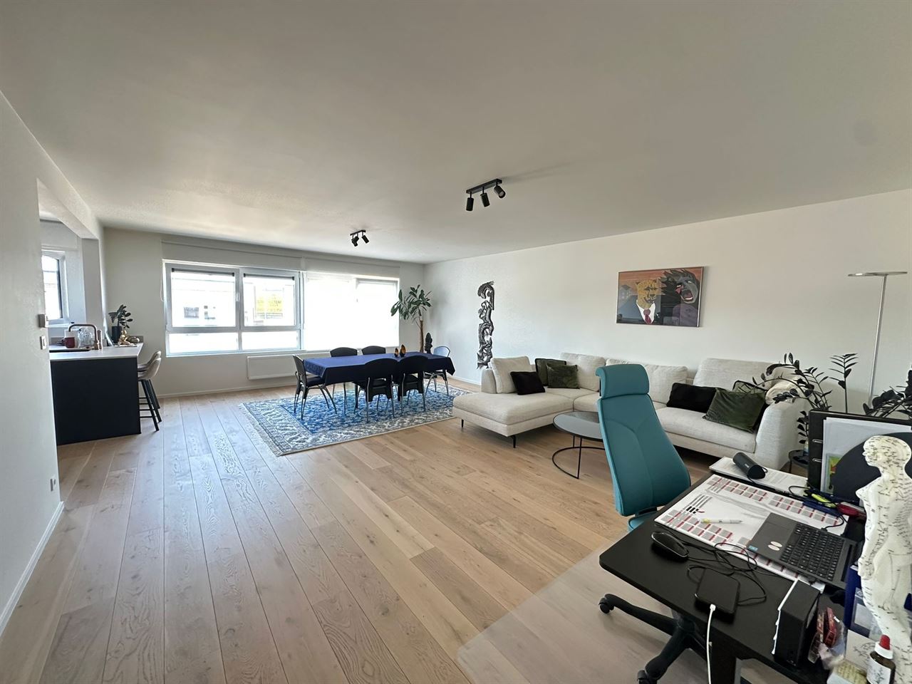Ruim, luxueus afgewerkt appartement met 2 slaapkamers en garage.
