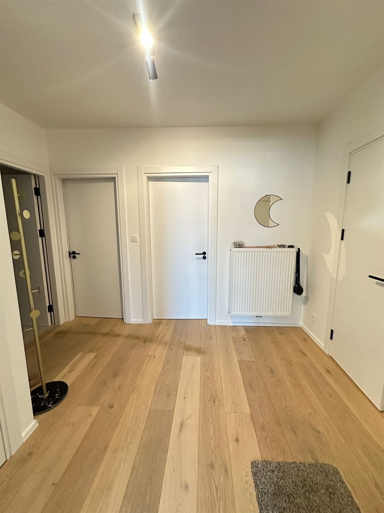 Ruim, luxueus afgewerkt appartement met 2 slaapkamers en garage.