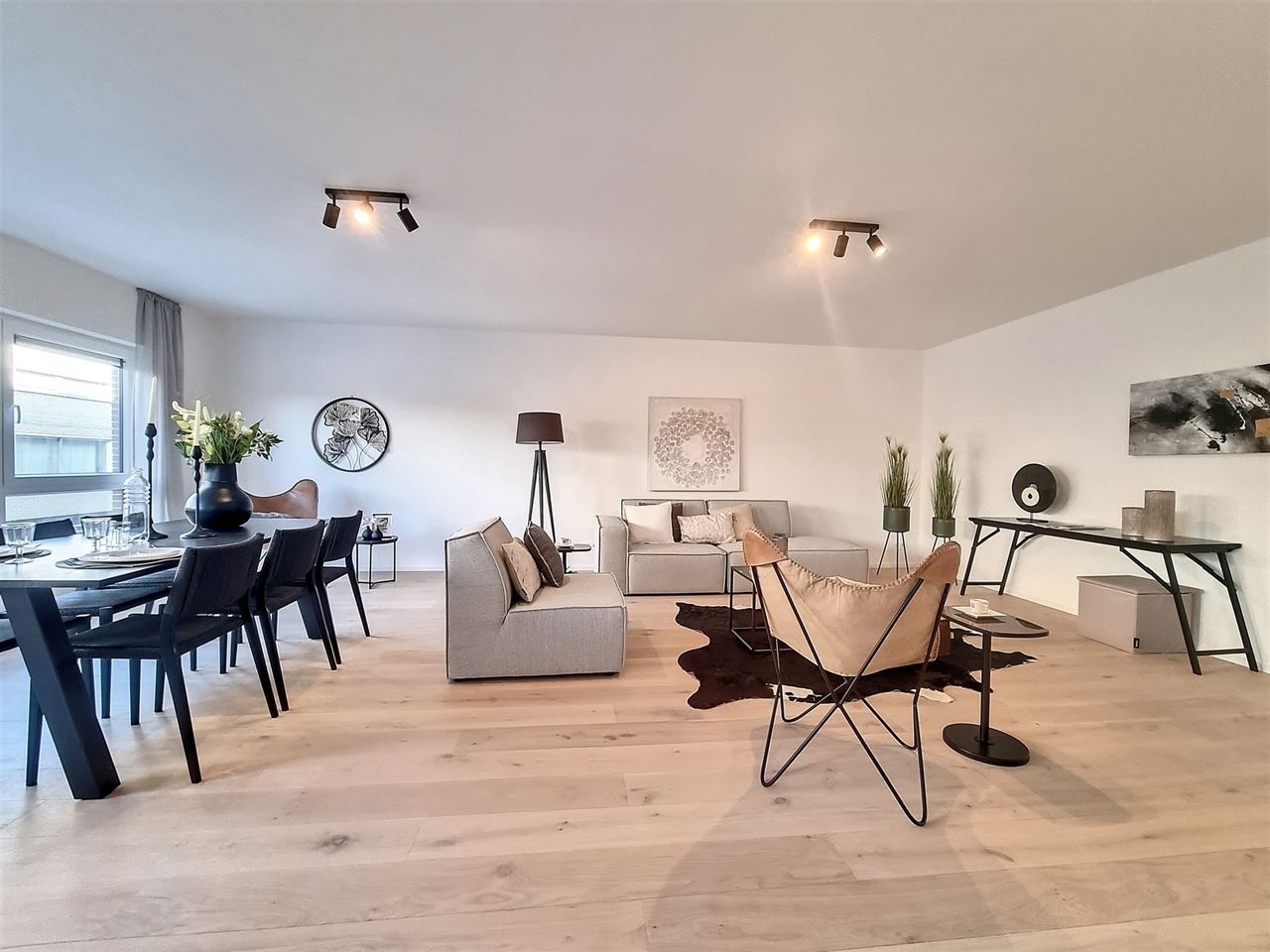 Ruim, luxueus afgewerkt appartement met 2 slaapkamers en garage.
