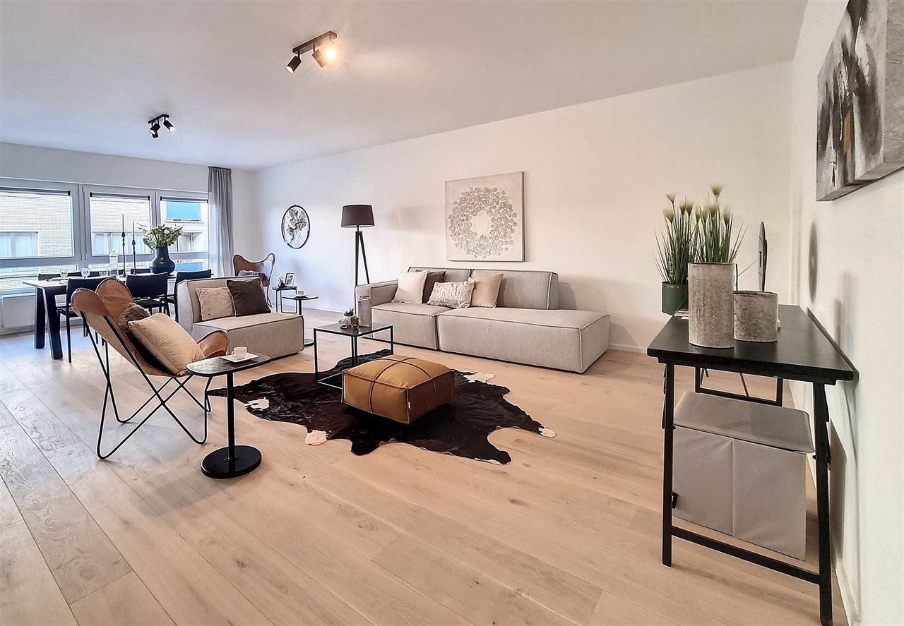 Ruim, luxueus afgewerkt appartement met 2 slaapkamers en garage.
