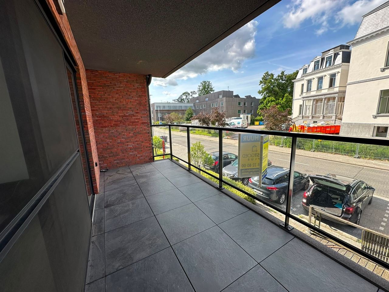 Recent appartement met 3 slaapkamers, terras en kelder.