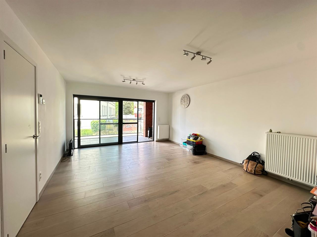 Recent appartement met 3 slaapkamers, terras en kelder.