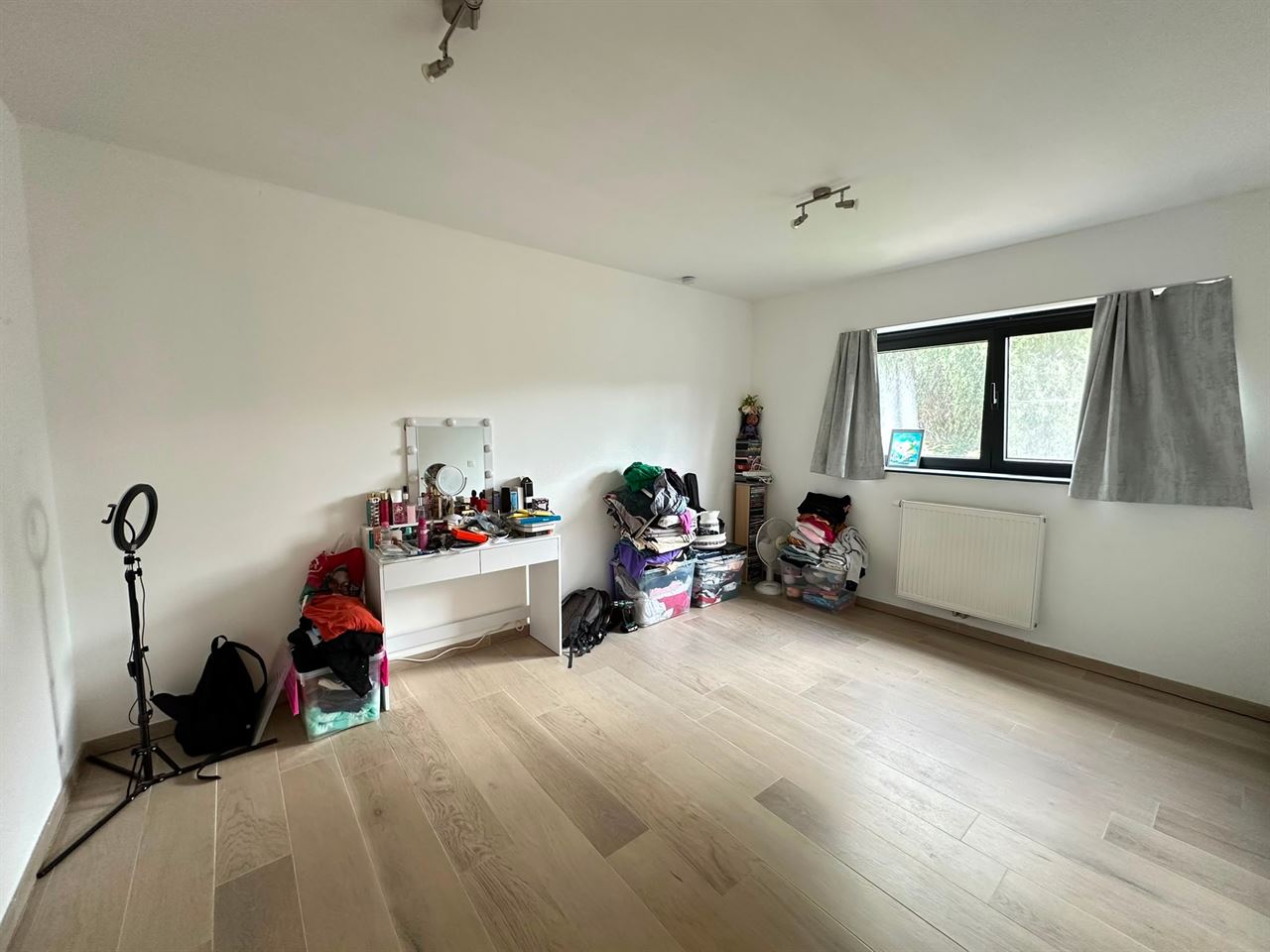 Recent appartement met 3 slaapkamers, terras en kelder.