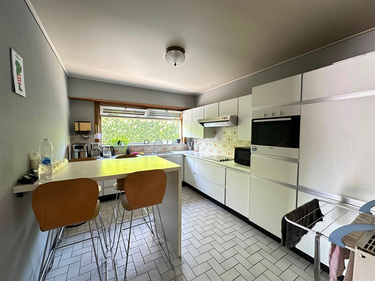 Ruime open bebouwing met 3 slaapkamers, garage en tuin.
