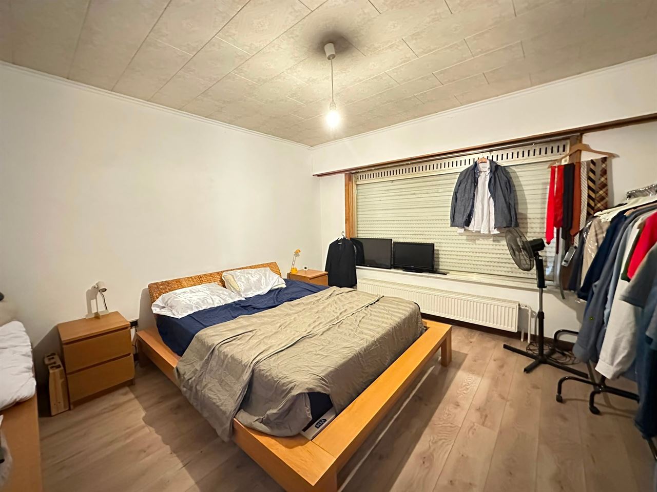 Ruime open bebouwing met 3 slaapkamers, garage en tuin.