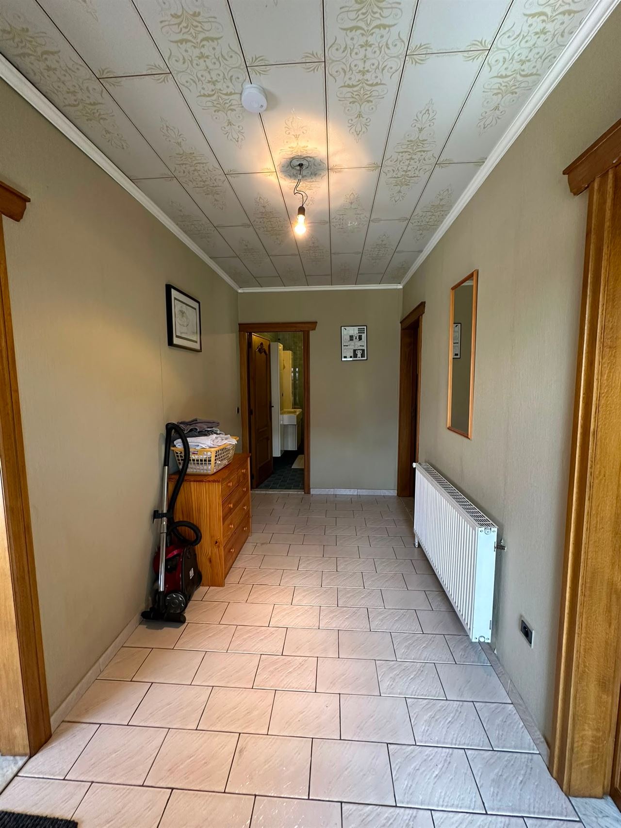 Ruime open bebouwing met 3 slaapkamers, garage en tuin.