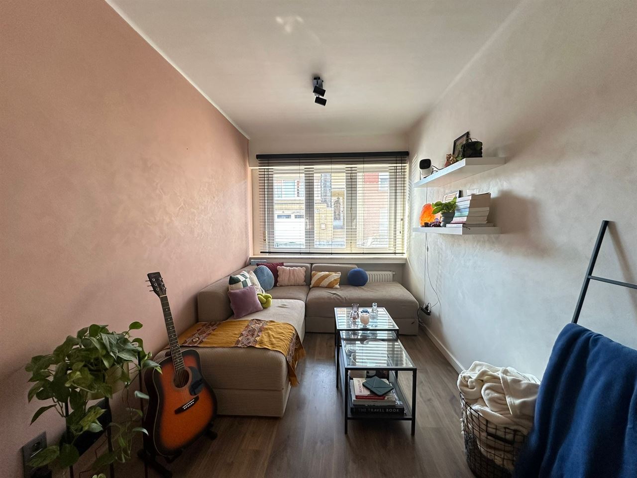 Charmante woning met 2 slaapkamers en tuin met zicht op groen.