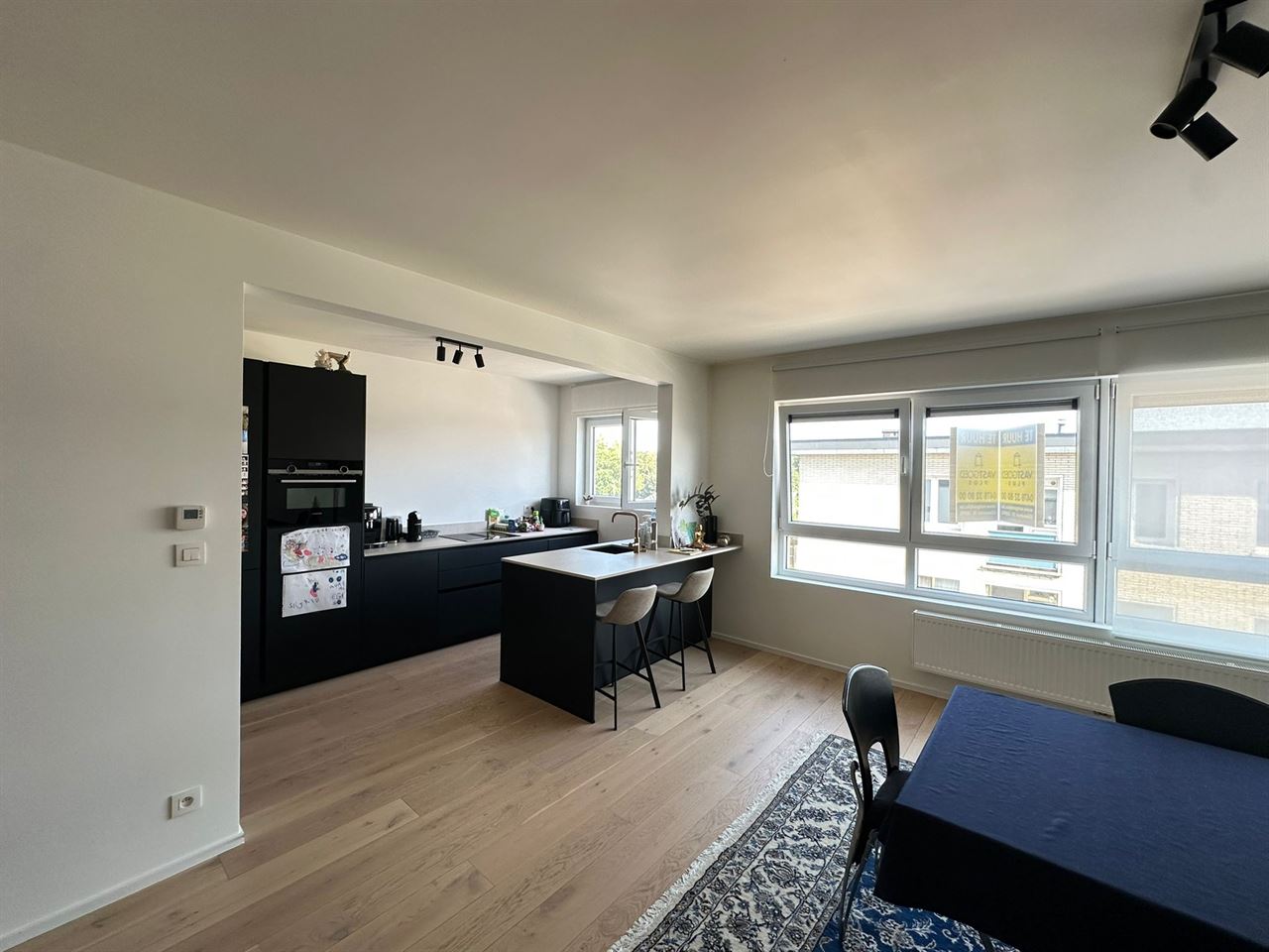 Ruim, luxueus afgewerkt appartement met 2 slaapkamers en garage.