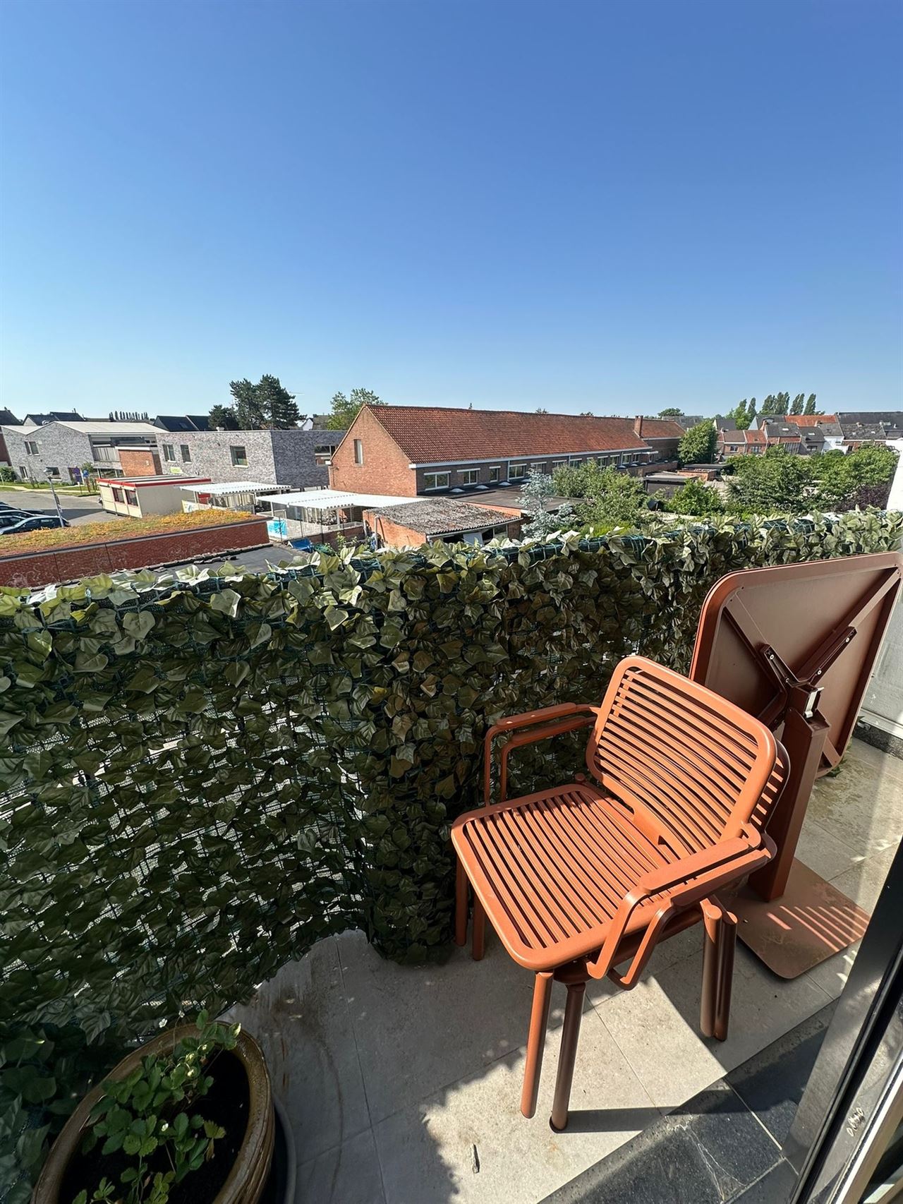 Ruim, luxueus afgewerkt appartement met 2 slaapkamers en garage.