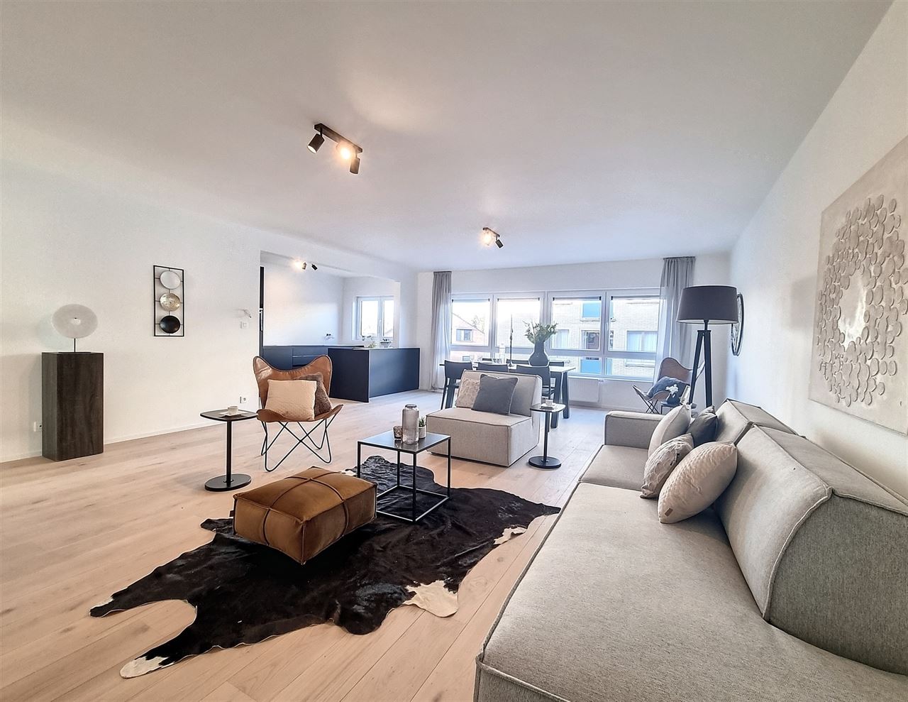 Ruim, luxueus afgewerkt appartement met 2 slaapkamers en garage.