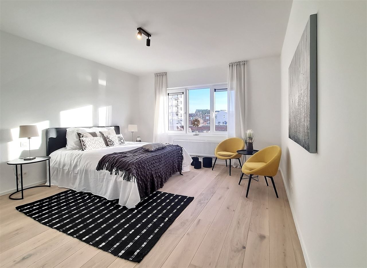 Ruim, luxueus afgewerkt appartement met 2 slaapkamers en garage.