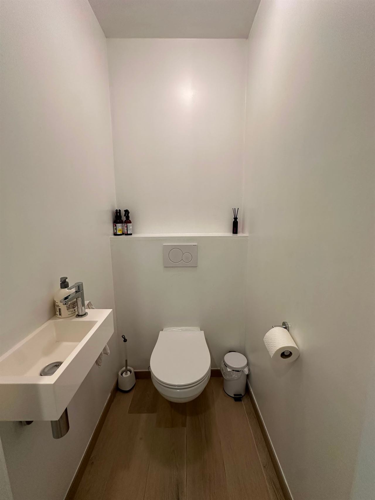 Recent appartement met 3 slaapkamers, terras en kelder.