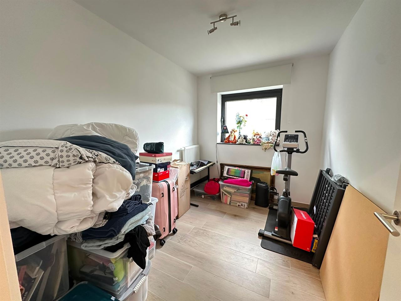 Recent appartement met 3 slaapkamers, terras en kelder.