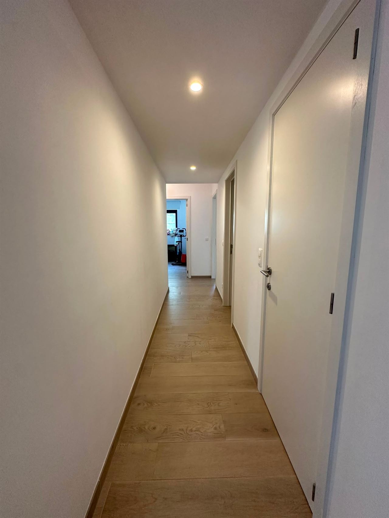 Recent appartement met 3 slaapkamers, terras en kelder.
