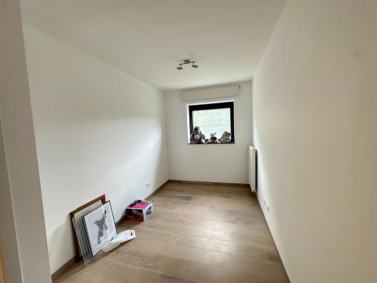 Recent appartement met 3 slaapkamers, terras en kelder.