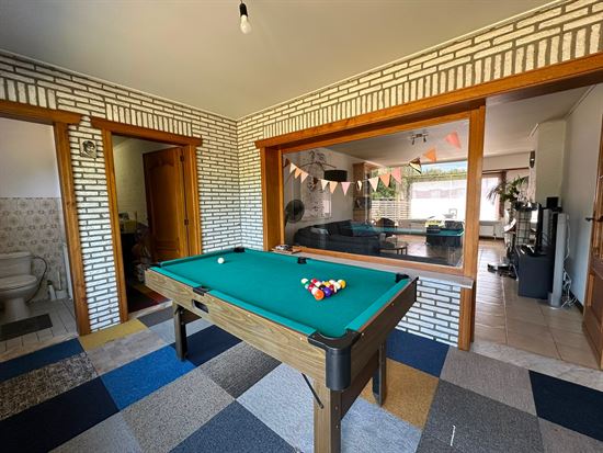 Ruime open bebouwing met 3 slaapkamers, garage en tuin.