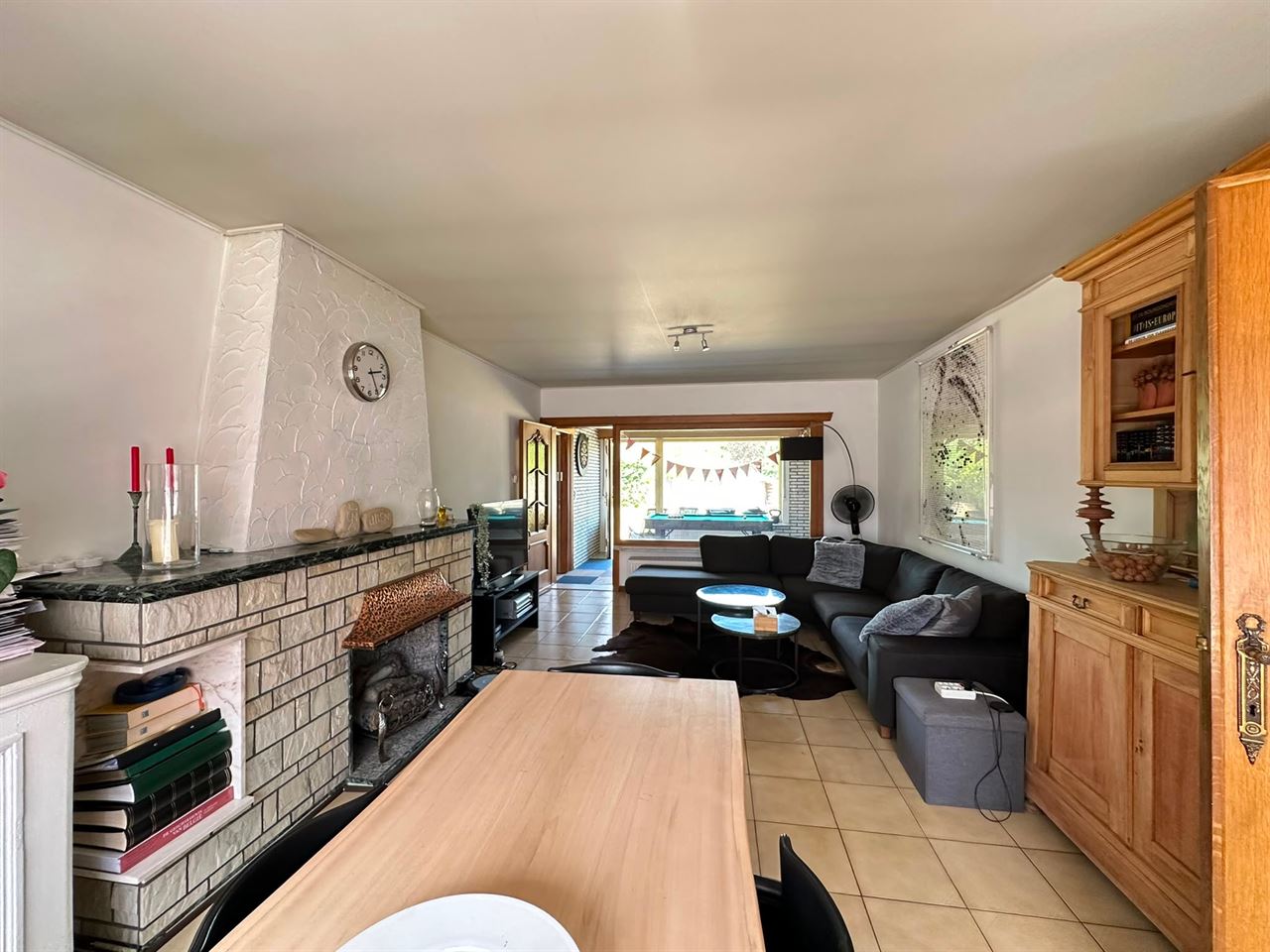 Ruime open bebouwing met 3 slaapkamers, garage en tuin.