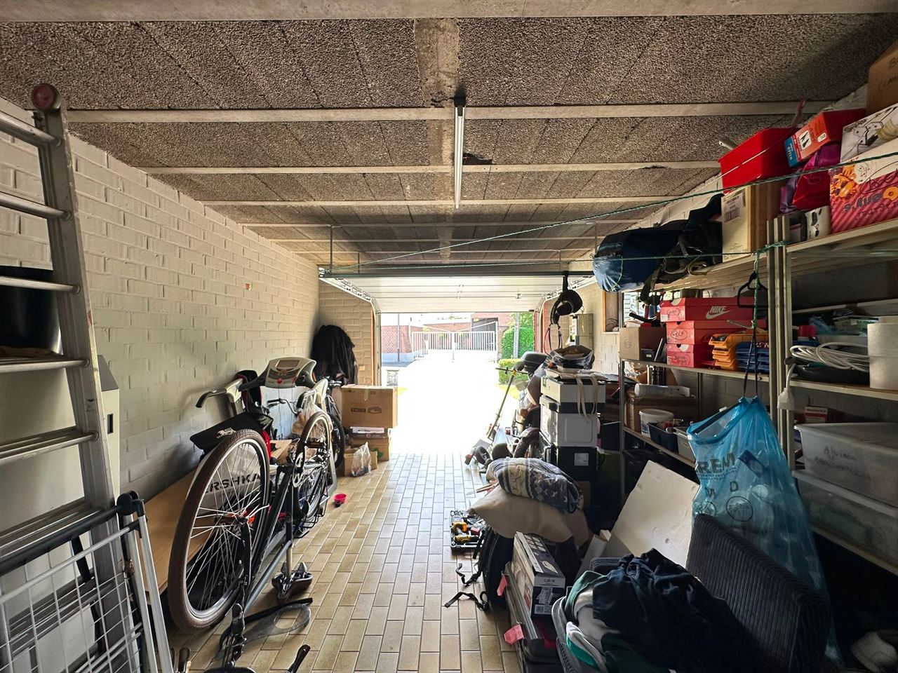 Ruime open bebouwing met 3 slaapkamers, garage en tuin.