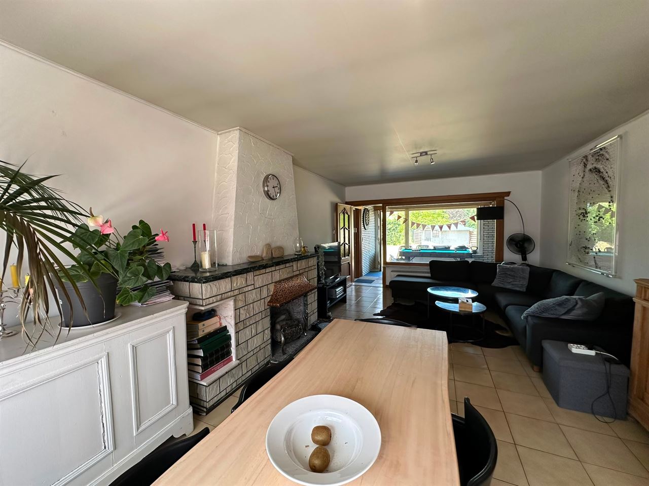 Ruime open bebouwing met 3 slaapkamers, garage en tuin.