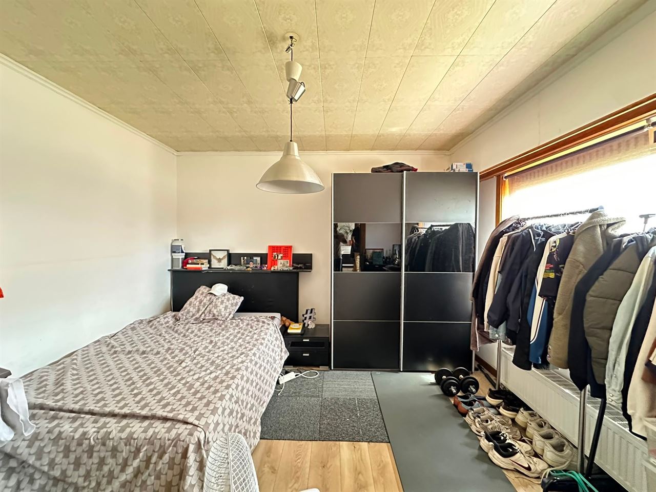 Ruime open bebouwing met 3 slaapkamers, garage en tuin.