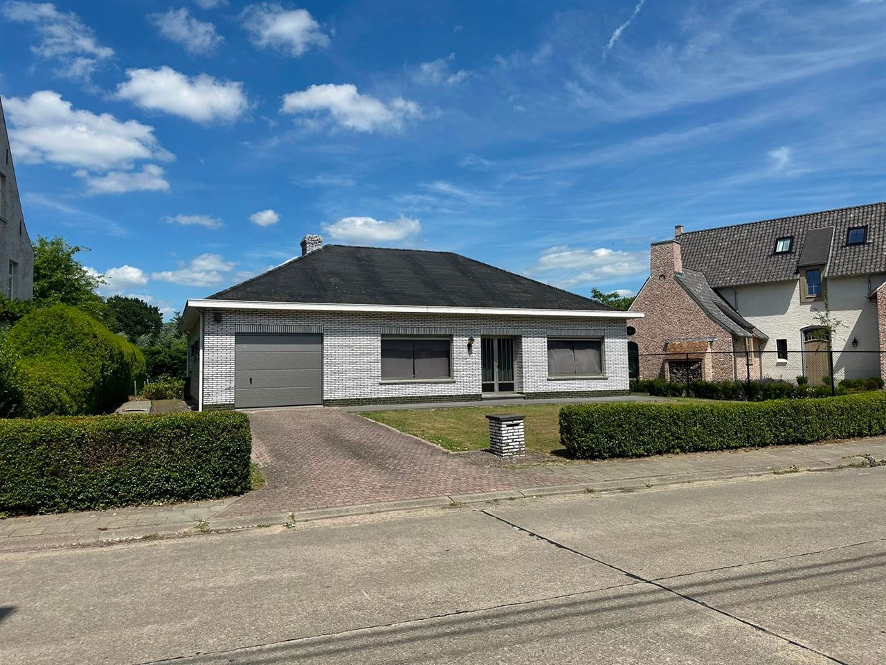 Ruime open bebouwing met 3 slaapkamers, garage en tuin.