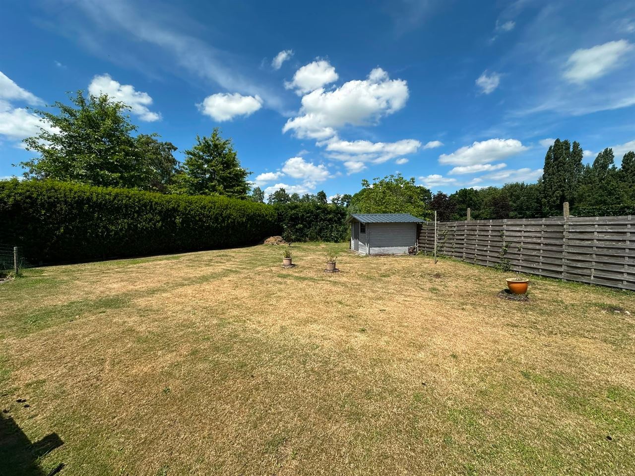 Ruime open bebouwing met 3 slaapkamers, garage en tuin.