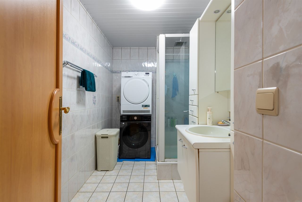 Ruim appartement met 2 slpks, kelder, 2 terrassen en garage.