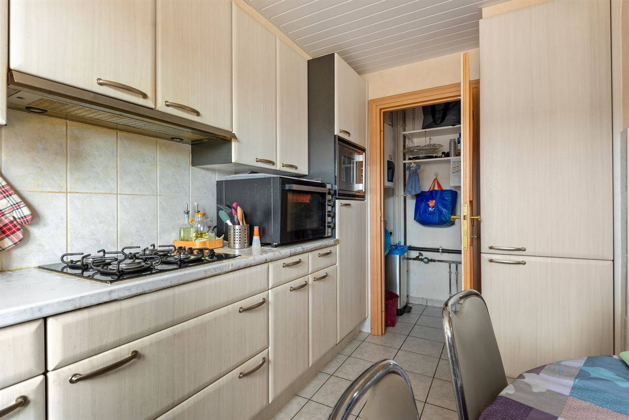 Ruim appartement met 2 slpks, kelder, 2 terrassen en garage.