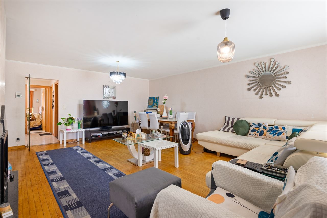 Ruim appartement met 2 slpks, kelder, 2 terrassen en garage.