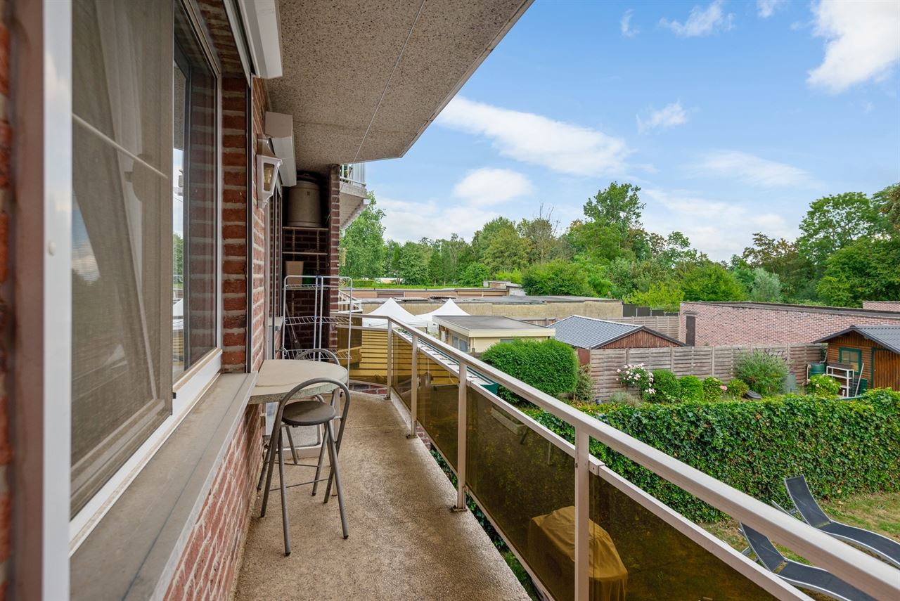Ruim appartement met 2 slpks, kelder, 2 terrassen en garage.