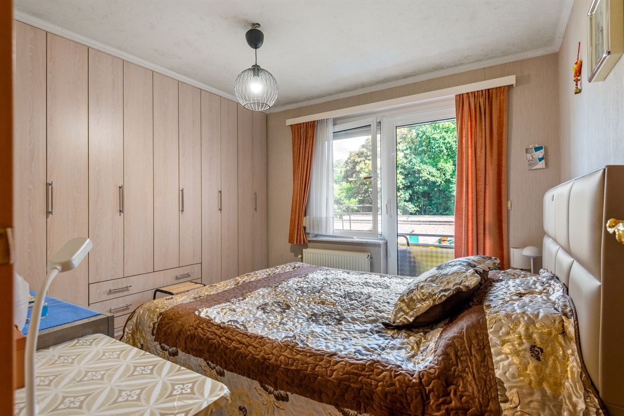 Ruim appartement met 2 slpks, kelder, 2 terrassen en garage.