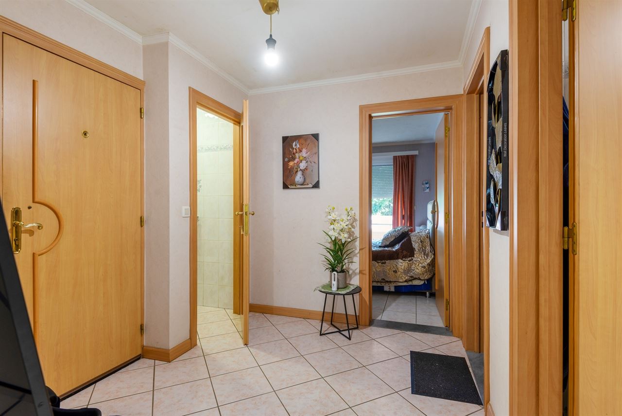 Ruim appartement met 2 slpks, kelder, 2 terrassen en garage.
