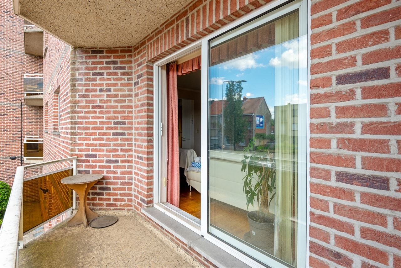 Ruim appartement met 2 slpks, kelder, 2 terrassen en garage.