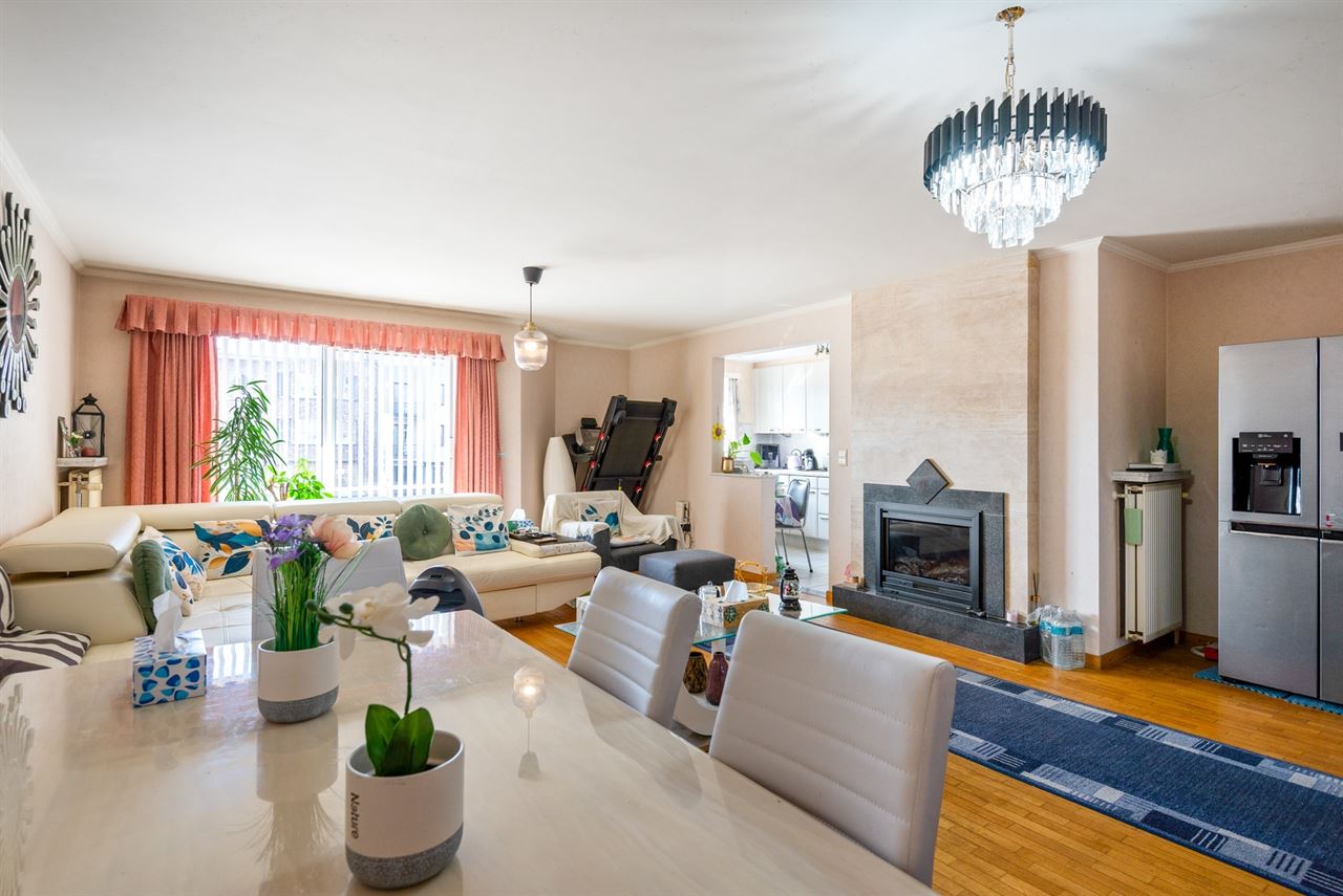 Ruim appartement met 2 slpks, kelder, 2 terrassen en garage.