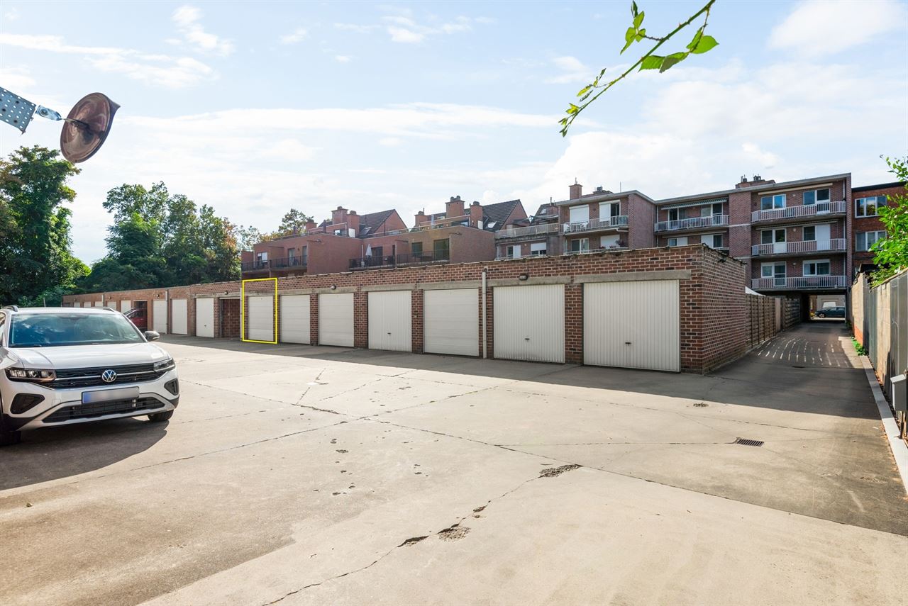 Ruim appartement met 2 slpks, kelder, 2 terrassen en garage.