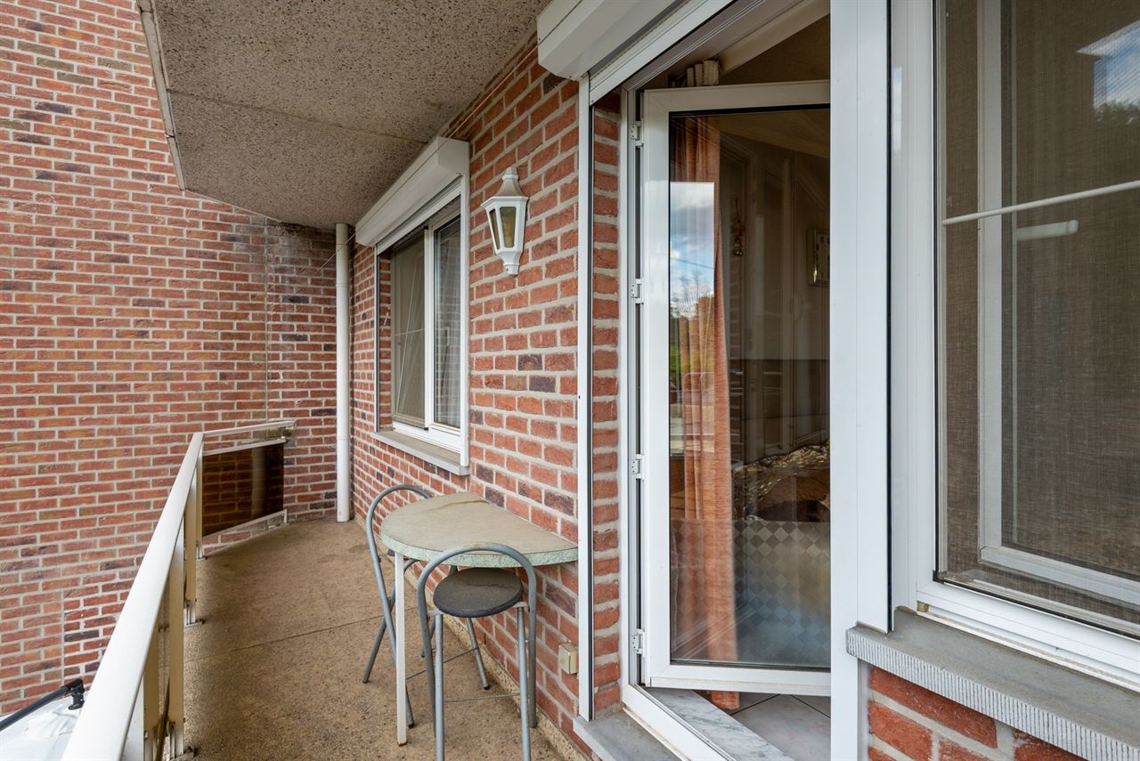 Ruim appartement met 2 slpks, kelder, 2 terrassen en garage.
