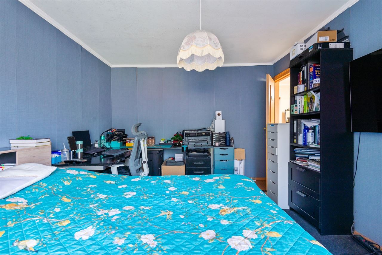Ruim appartement met 2 slpks, kelder, 2 terrassen en garage.