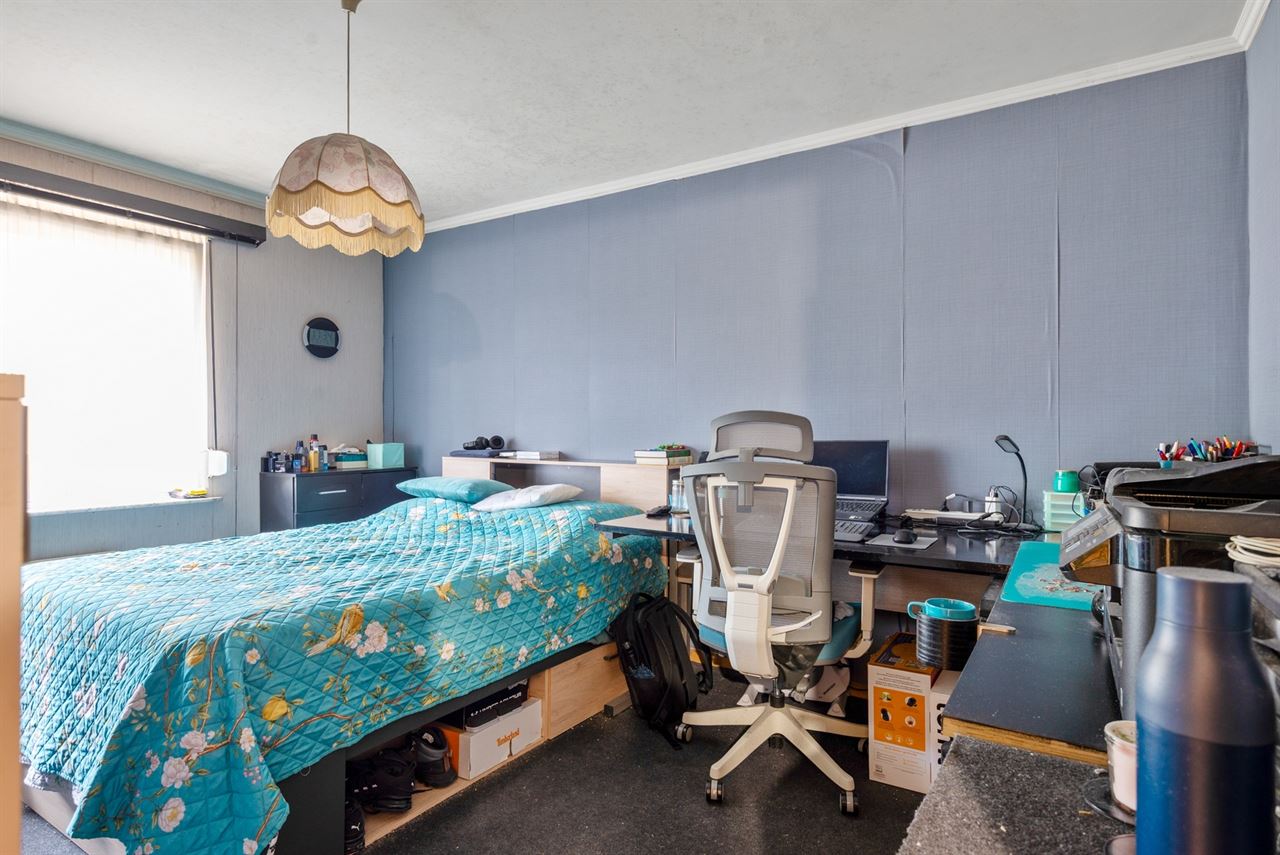 Ruim appartement met 2 slpks, kelder, 2 terrassen en garage.