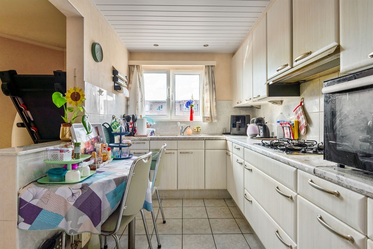Ruim appartement met 2 slpks, kelder, 2 terrassen en garage.