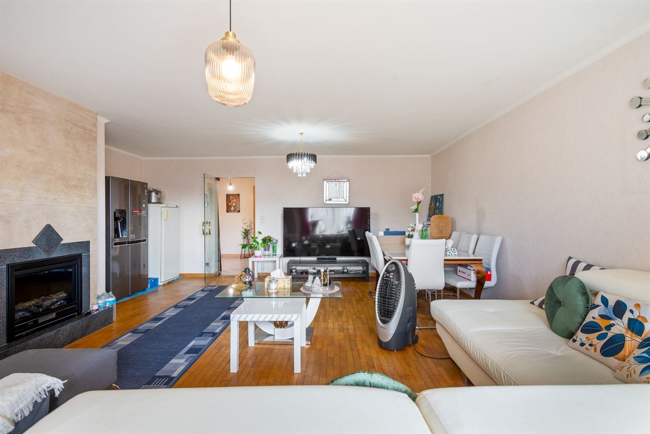 Ruim appartement met 2 slpks, kelder, 2 terrassen en garage.