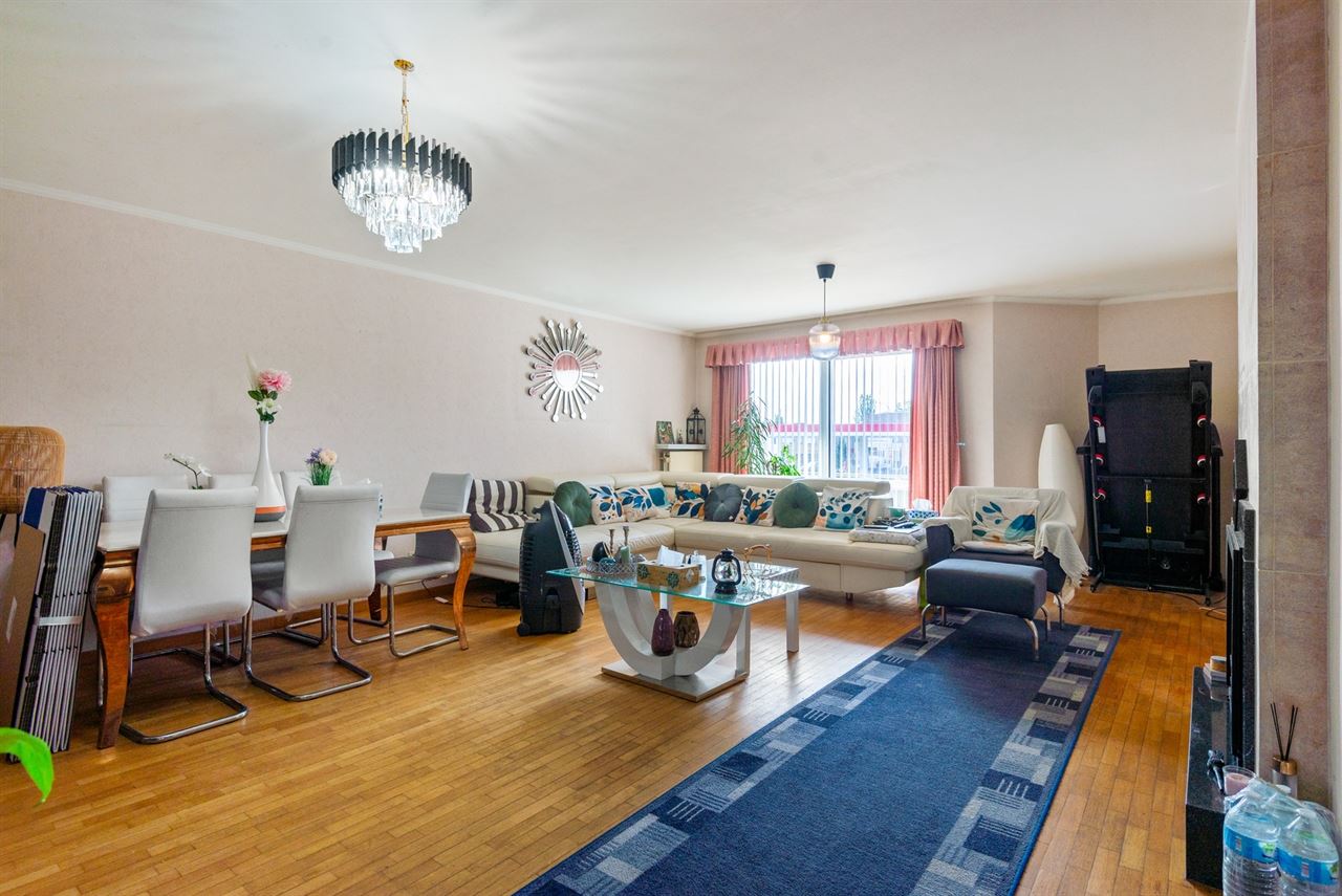 Ruim appartement met 2 slpks, kelder, 2 terrassen en garage.