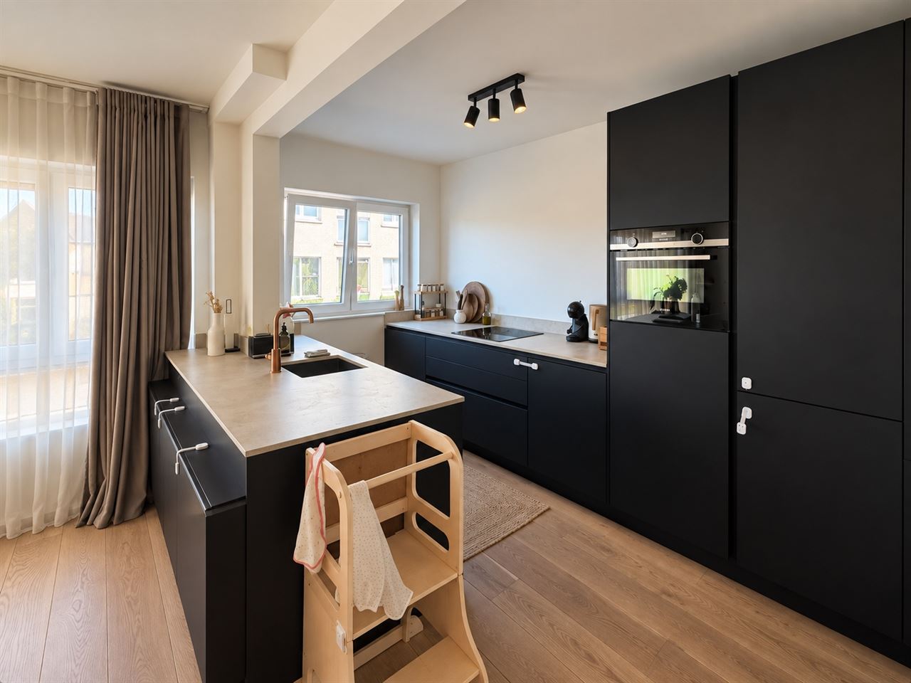 Ruim, luxueus afgewerkt appartement met 2 slpks en terras