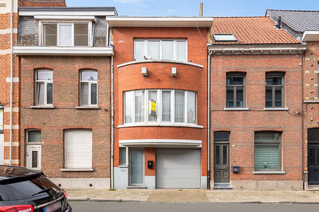 Woning (4 slpks) met groot renovatiepotentieel, inpandige garage en tuin
