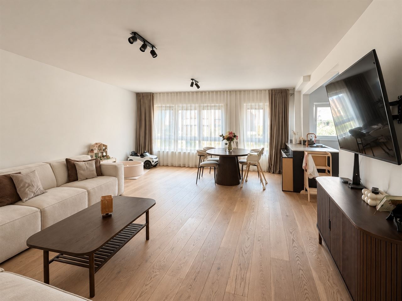 Ruim, luxueus afgewerkt appartement met 2 slpks en terras