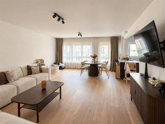 Ruim, luxueus afgewerkt appartement met 2 slpks en terras