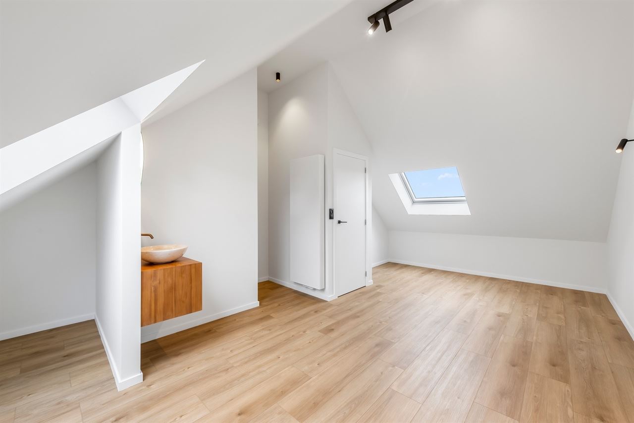Gerenoveerde woning met 3 slpks en zij-ingang