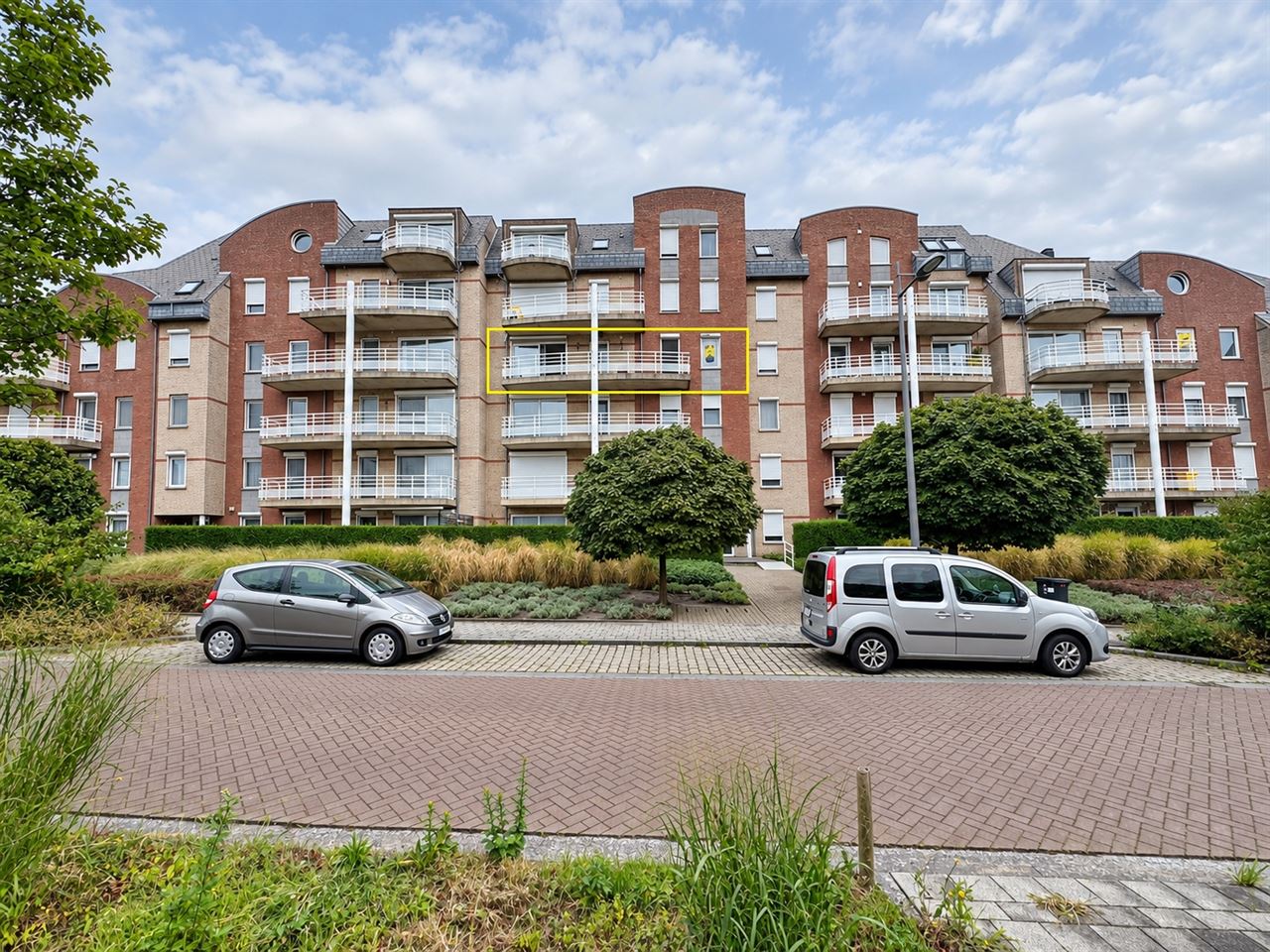 Ruim 2-slaapkamerappartement met terras en autostaanplaats