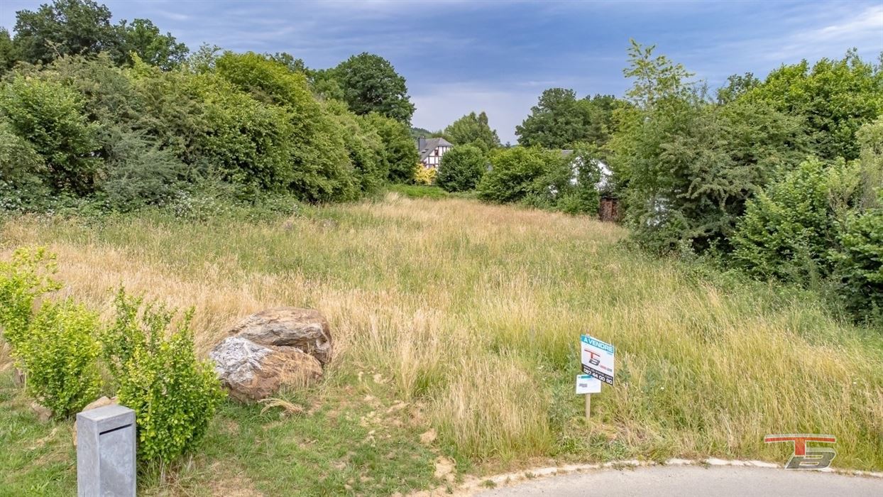Terrain de 1.748m² libre de construct. avec permis