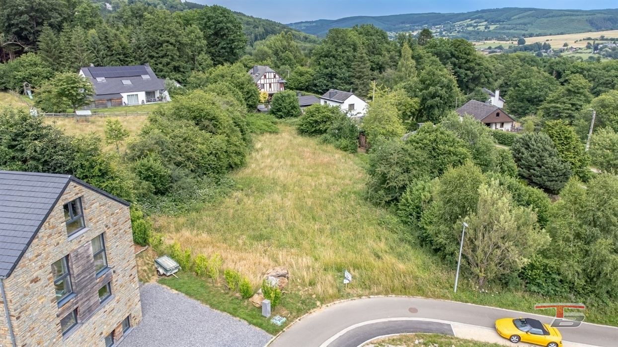 Terrain de 1.748m² libre de construct. avec permis