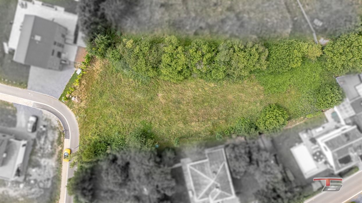 Terrain de 1.748m² libre de construct. avec permis